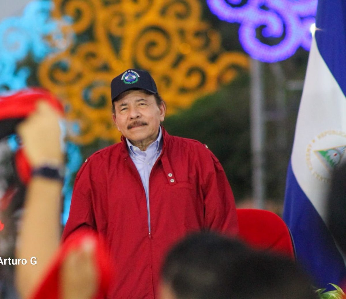 En aquellos días manifesté a mis amigos q si en Nicaragua hubieran 100 hombres q la amaran tanto como yo, nuestra nación restauraría su soberanía absoluta. Mis amigos contestaron que posiblemente habría en #Nicaragua ese número de hombres, o más.
#SandinoPatriayLibertad
#PLOMO19