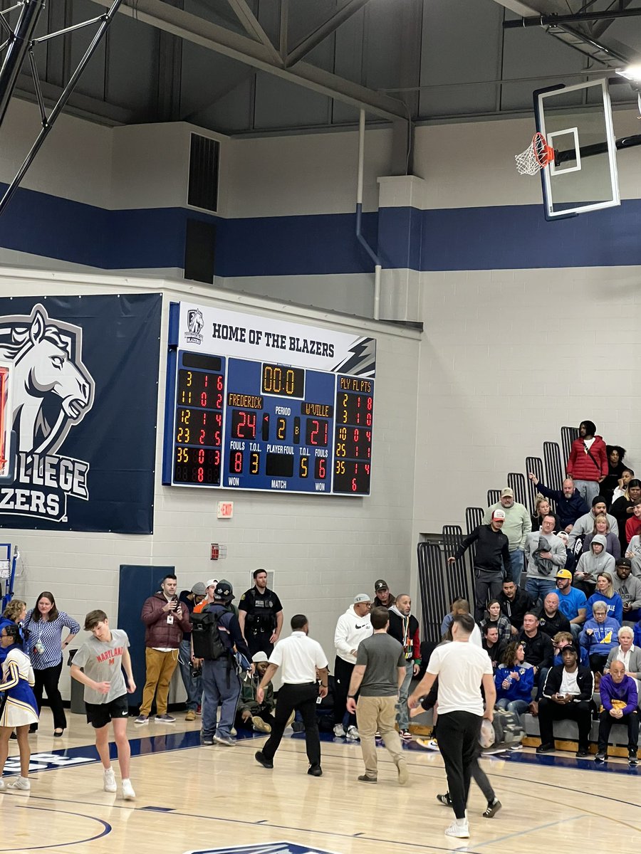 DRose62's tweet photo. Halftime at the Boys CMC Championship. Frederick leads Walkersville 24-21 in front of a sold out crowd. https://t.co/hlbZSqWsYm