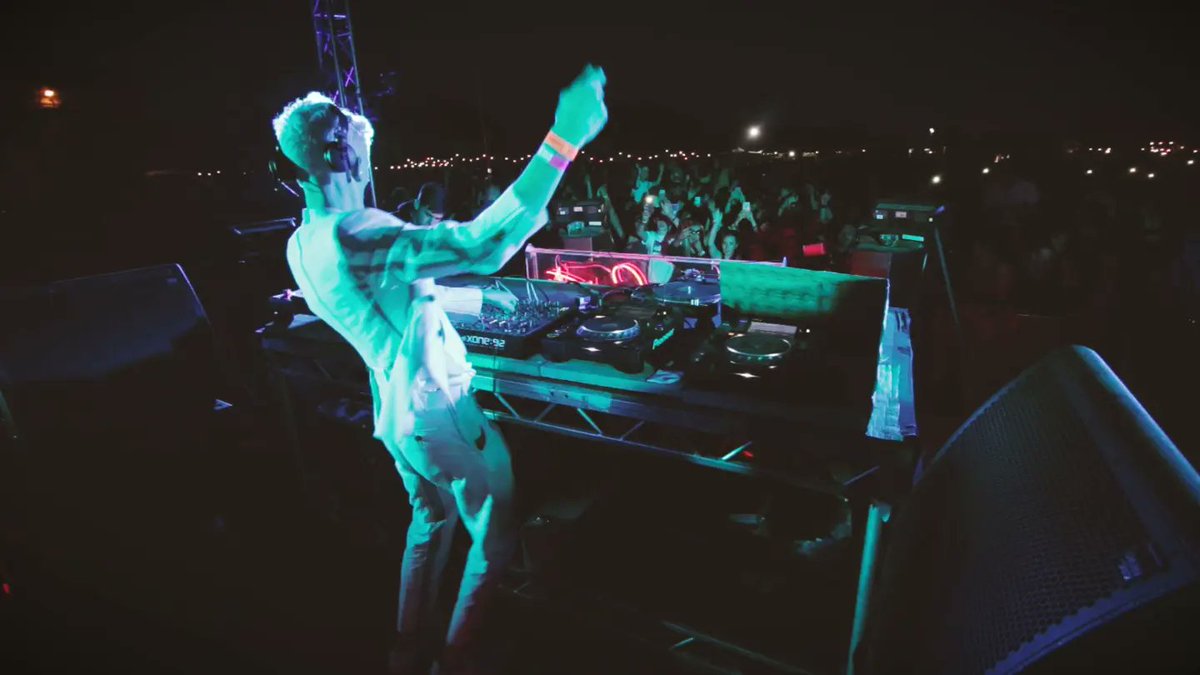 JackVideoEditor's tweet image. What a laugh these jobs were. Filming for @openairfly in 2017 and 2018. Hard graft alongside a wee dance is a good way to do a shoot.