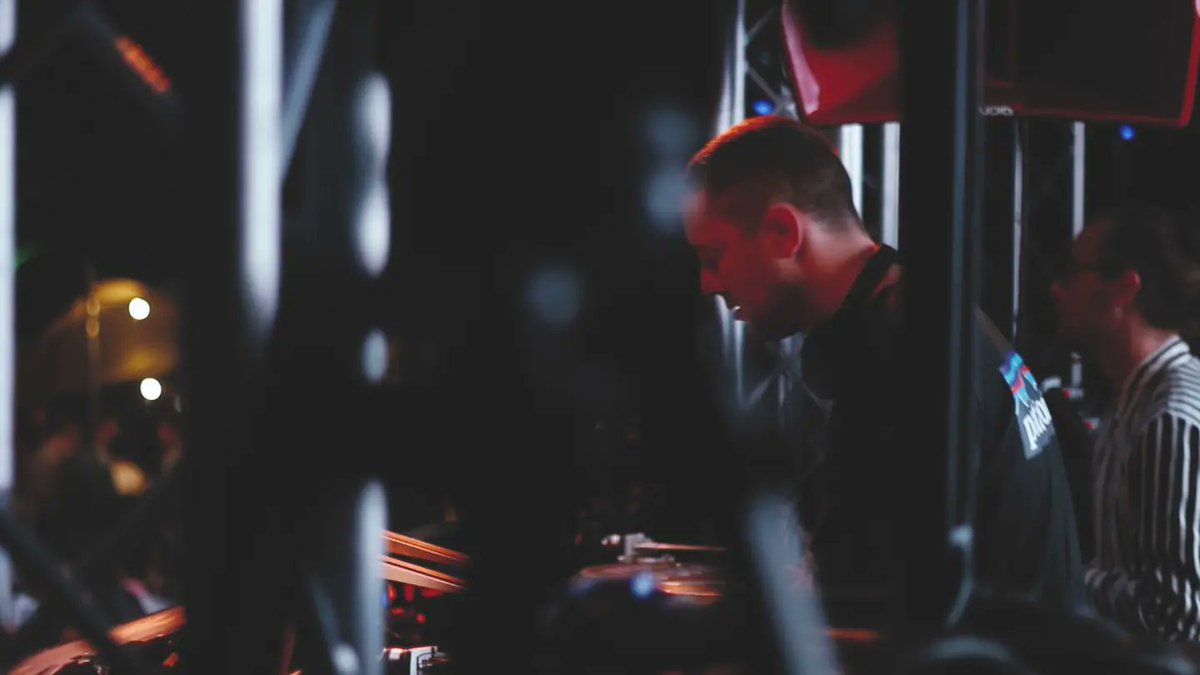 JackVideoEditor's tweet image. What a laugh these jobs were. Filming for @openairfly in 2017 and 2018. Hard graft alongside a wee dance is a good way to do a shoot.