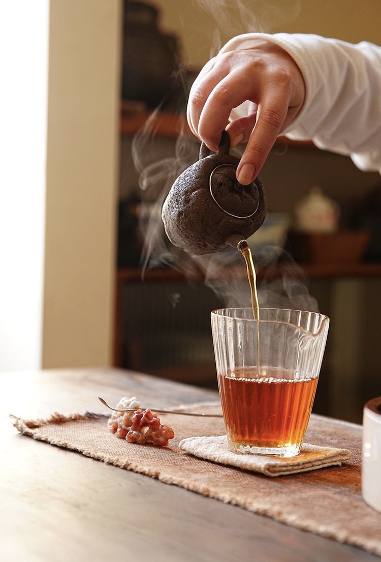 morimatea's tweet photo. A cup of rock tea is full of fragrance, holding it in the palm of your hand, it feels warm and harmonious, taking a sip, the fragrance is long and lasting. In a cup of tea soup, I can see a side of mountains and rivers.
.
.
.
#favoritething #interestinglife #cozytime #morimatea https://t.co/8JRGU5KNN7