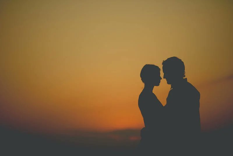 Ese beso, déselo (dopamina)
esa caricia, otórgala (oxitocina)
esa canción, cántala (endorfina)
esa lágrima, libérala (serotonina)
Ahora mi cerebro es casi perfecto: 
porque ya vive tu recuerdo en él
#NeuroTuit