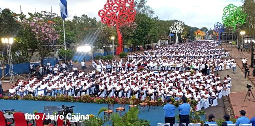 CarolineSandini's tweet photo. La Juventud Nicaragüense le rinde homenaje al General de Hombres y Mujeres Libres, Augusto C. Sandino, en el acto presidido por nuestro Presidente el Cte. Daniel Ortega y la Vicepresidenta, Rosario Murillo en la Avenida de Bolívar a Chavez. 
#SandinoPatriayLibertad 🇳🇮🕊
#PLOMO19 https://t.co/gtJEhVnUge