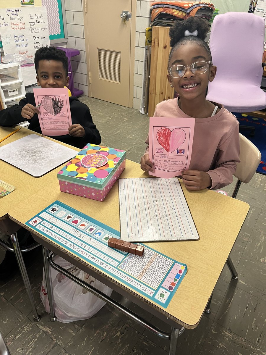 MrsNeffBCPS's tweet photo. Spreading love and kindness to our classroom family ❤️.  #themarinerway https://t.co/AoKpryDN0m