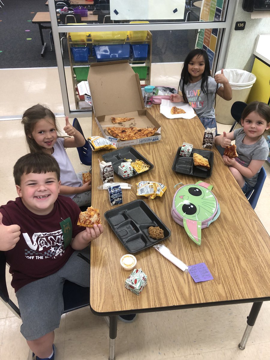 MrsHengesbach's tweet photo. @LecantoPrimary @CitrusSchools @iReady We celebrated students that made typical or stretch growth on our 2nd diagnostic with a pizza party today! Super proud! #celebratelps https://t.co/38unDUHloA