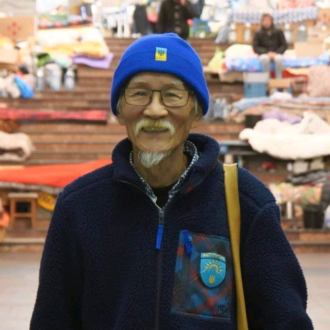 KeepPeaceNoWar's tweet photo. Фумінорі Цутіко, 94-річний пенсіонер із Японії, продав свій будинок у Японії та переїхав до Харкова. 9 місяців жив у метро, купував їжу та годував місцевих жителів.
Зараз він залишається у Харкові та підтримує своїх нових друзів та знайомих. https://t.co/8e2TYOVuy6