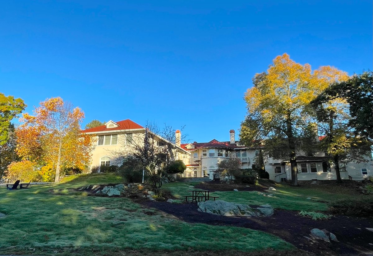 LandmarkSchool's tweet photo. Does anyone remember what the EMS campus looked like back in September? Crisp fall air and changing leaves. How have things changed since the beginning of the school year?
📷 thanks to Ms. Wilson
#falltowinter
#landmarkschool
#ourbeautifulcampus https://t.co/BWnkVE6Kau