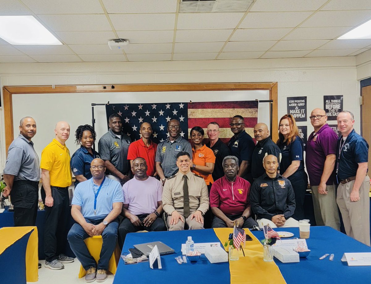 FaithfulRM's tweet photo. We had the honor of having BG Quander from the US Military Academy West Point. He reminded us the importance of lifting teams and people up, not tear down, thus making everyone successful. This epitomizes the T.E.A.M. concept…Together Everyone Achieves More!
#CCSStrong https://t.co/Lo8kiPDMr8