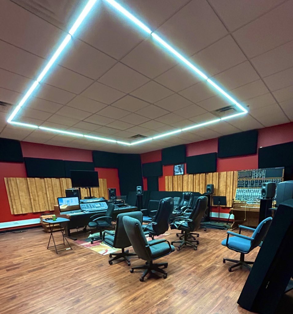 UCMo_DMP's tweet photo. Have you ever wondered what it’s like to produce in the UCM studios? Become a Digital Media Production major today to get the chance to work in a studio like this one!
#ucmdmp #studio #musicproduction https://t.co/wQ5SZW9Szq