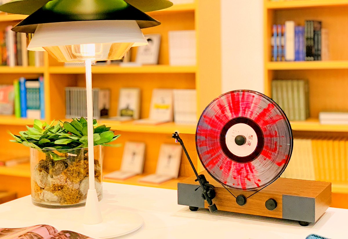 Fennessy_LP's tweet photo. Upgrade your music game and impress your guests with this trendy and stylish addition to your home. #VerticalTurntable #Stylish #MusicLife #VinylRecords #ContemporaryDesign #ChicVibe https://t.co/5tI9HJONMz