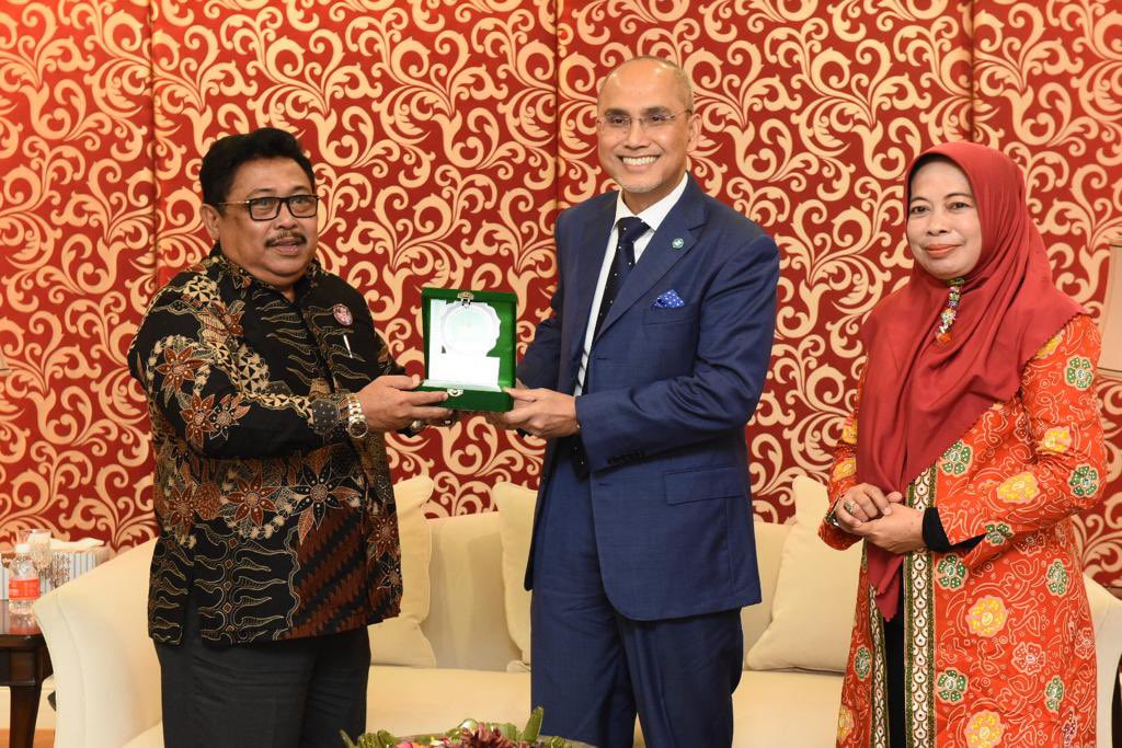 MohdShukriYajid's tweet photo. A pleasure to receive Dr. Amril Amir, Managing Director of Yayasan LPTKSB and delegates from Padang, Indonesia. Discussed various potential areas for collaborative &amp; academic efforts. @MSUMalaysia @MSUGlobalAffair #optometry #msumalaysia https://t.co/PDF7zTNeRT