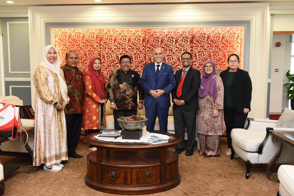 MohdShukriYajid's tweet photo. A pleasure to receive Dr. Amril Amir, Managing Director of Yayasan LPTKSB and delegates from Padang, Indonesia. Discussed various potential areas for collaborative &amp; academic efforts. @MSUMalaysia @MSUGlobalAffair #optometry #msumalaysia https://t.co/PDF7zTNeRT