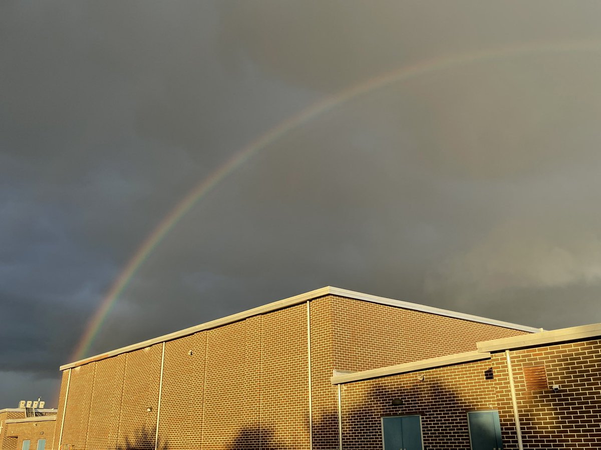 PrincipalMPES's tweet photo. 🐾🦁 What a nice picture from our parking lot! 🐾🦁 #wearemillpond https://t.co/9Sgl8jhmoJ