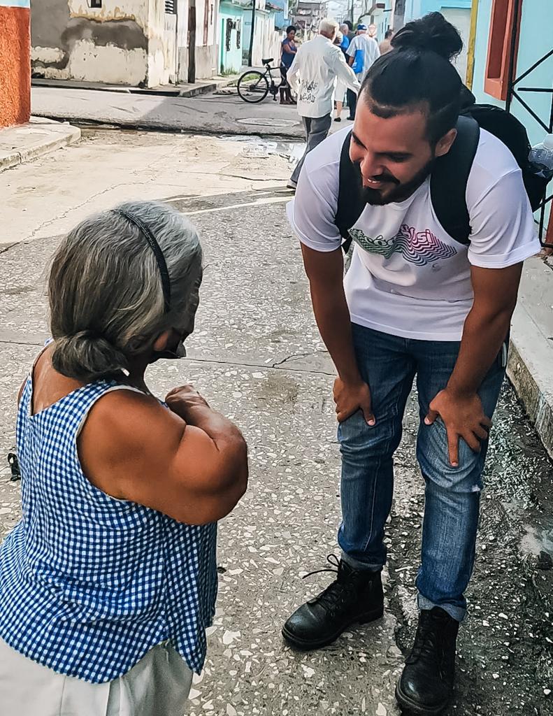 Conocer historias nuevas en cada calle, andar por cualquier barrio escudriñando en el tejido de esta gente humilde que siempre me hace sonreír 🇨🇺

Es esta mi #TallaRoja, mi #TallaComunista

Cumplido el reto ❤️ #UJCdeCuba