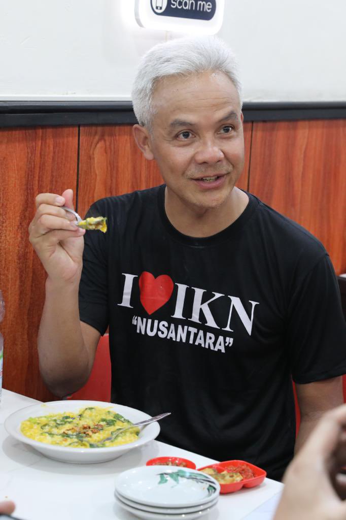 ganjarpranowo's tweet photo. Makan bubur manado di balikpapan
Jangan lupa mampir beli ikan
Demi cerahnya masa depan 
Nusantara harus kita perjuangkan

Coba bikin pantunmu sendiri terkait foto ini. https://t.co/aQ7qthChn5