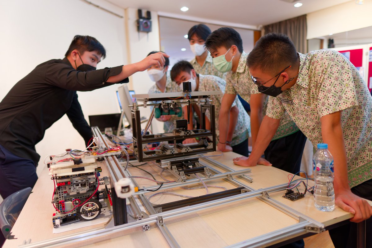 Just experienced an inspiring exhibition of #PersonalProjects at the #IB MYP! The students' creativity and innovation left us in awe. It was thrilling to see their passion and dedication come to life. #exhibition #education #learningjourney