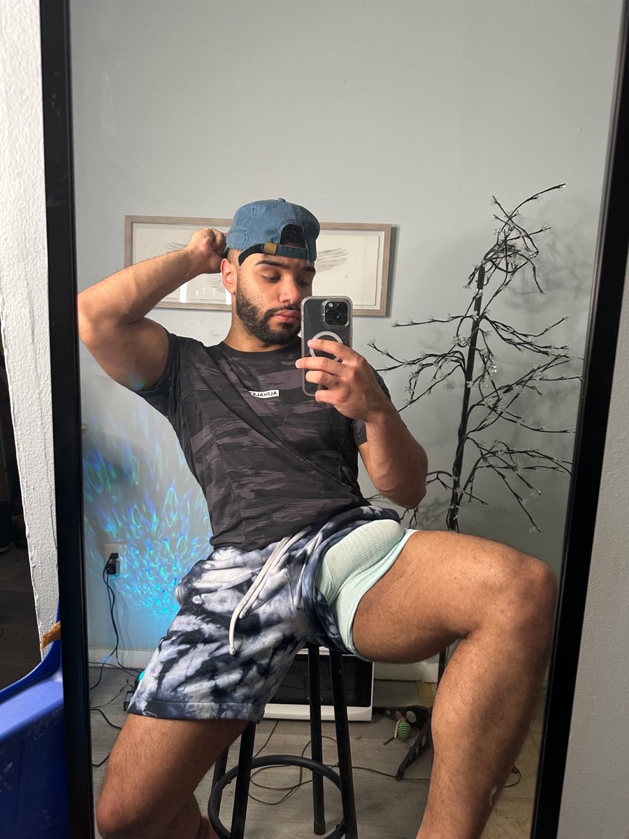 StooltopAxel's tweet photo. Would you try out my gym workout that involves choking? 🥵 #fitness https://t.co/5jgQMkD1D6