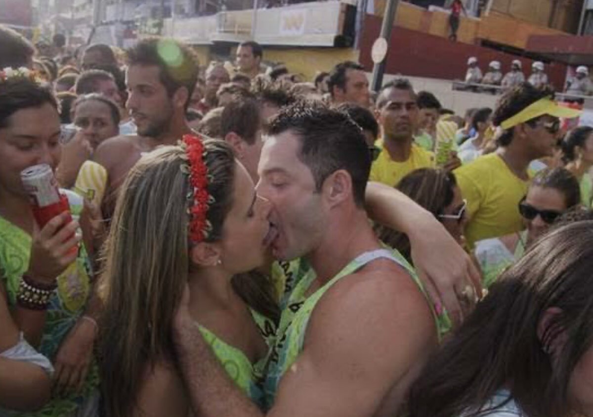 JohnyMaxFc's tweet photo. Carnaval de uns⬇️.     Meu carnaval ⬇️ https://t.co/trN1QuEQYi