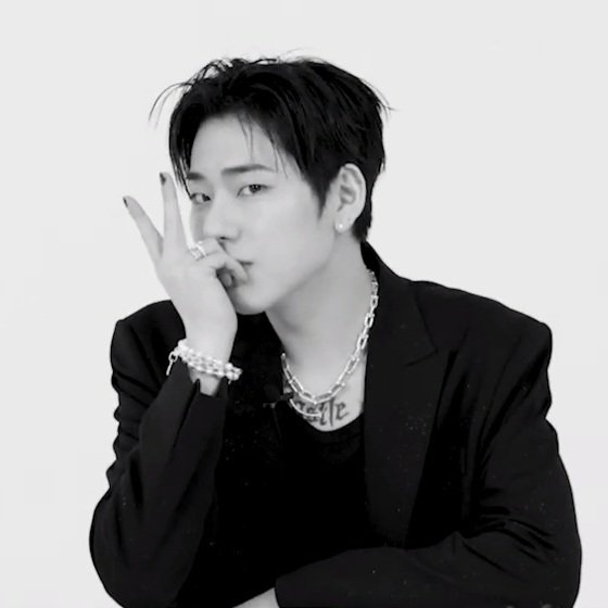 Zico_Square's tweet photo. 끝에 웃음소리 너무 조아...🩶

#지코 #ZICO #우지호 #티파니앤코
#코스모폴리탄 https://t.co/g0UzomNQDT
