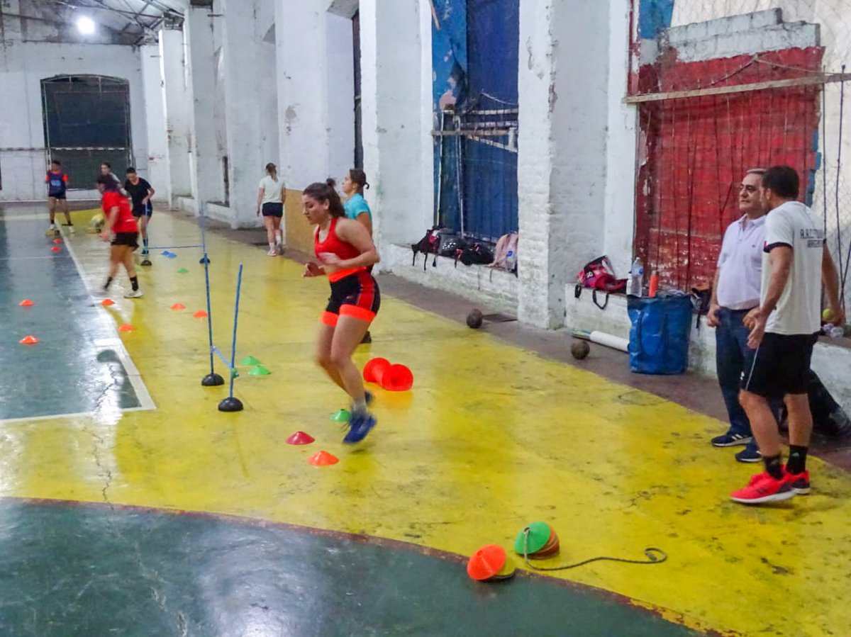ErnestoNagleOk's tweet photo. Visité al equipo de Ladricer Handball Club. Luego de su entrenamiento dialogamos sobre la planificación anual de actividades que tienen, brindaron su acompañamiento a nuestra gestión y acordamos trabajar en conjunto para  llevar esta disciplina a los barrios de capital. https://t.co/QnLVjrLTpw
