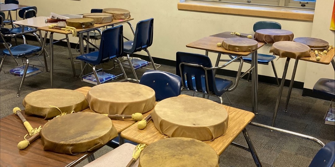 Show some love for the Indigenous Student Union at Ballard High School! They made these 🔥🔥🔥drums with SIHB and UIHI staff last week!

The group used a Coast Salish technique taught by Jorge Lewis (Snuneymuxw). Each student took home 2 drums.

#NativeTwitter #NativeYouth