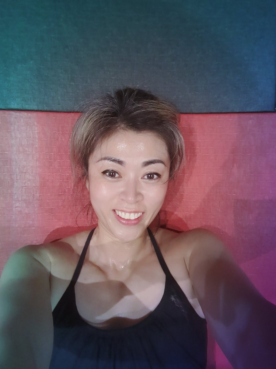 I'm dying but feel soooooo good 💪🥊What an energetic #kickboxing class! Finally, fully recovered and get back to my routine ☺️ Happy Tuesday my #fitfam 😍 #runner #running #fighter #fitness #FitnessMotivation #FitnessGoals #fitnessaddict #fitnesslifestyle