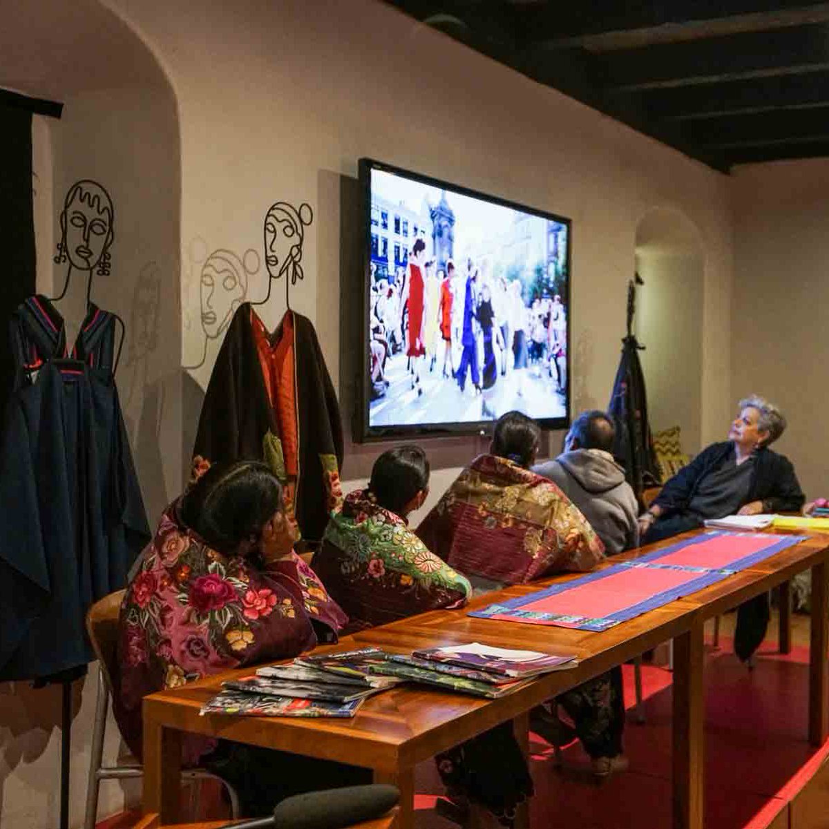 Reunión de retrospectiva, visita de lugares a donde han ido las piezas que se hacen despacio, con diálogos y conceptos. Entrega de diplomas a las artesanas del Grupo Sna Maruch + Carmen Rion, de los altos de Chiapas📍San Cristóbal de las Casas. 
#SnaMaruchCarmenRion  #CarmenRion