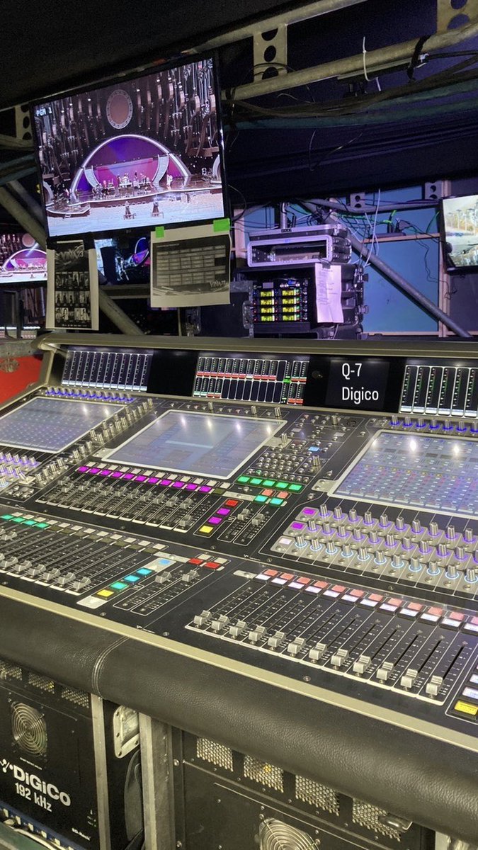 VillaIobosLuis's tweet photo. Allí tienen un show de verdad, que suena bien desde el tema UNO y con un excelente equipo de trabajo. 👏🏻
#Viña2023 #AFcrew @alexoficial https://t.co/7OuiIkdSsw