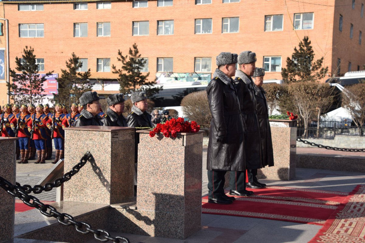 2 сарын 23 буюу улаан армийн өдрийг оросууд эх орноо хамгаалагчдын өдөр болгон өөрчилсөн. Гэтэл түүнийг наашлуулж, бидний Цагаан сараар тохиолдуулан тэмдэглэж, түүнд манай цэргийн дарга нар, хүндэт харуул жагсаж байгаа нь эмгэнэл. Хэн үүнийг зөвшөөрөв? 🤨