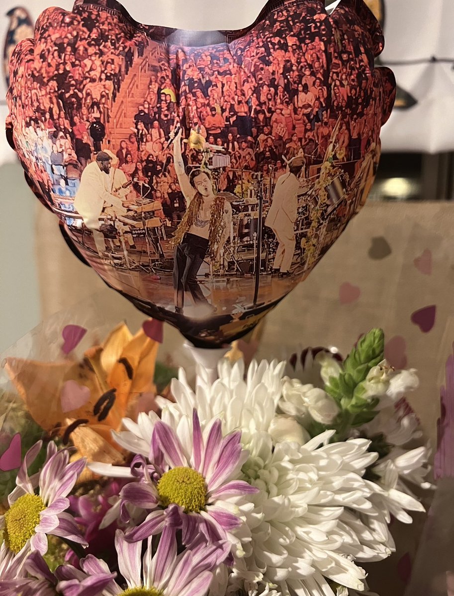LineyMeeks's tweet image. I have the BEST coworkers ever!! Promotion celebration goals!! I was SO surprised by this sweet little balloon! #Thoughtful #HarryStyles #LOT #FineLine #GirlBoss #LoveOnTour #WorkParty #LoveOnTour