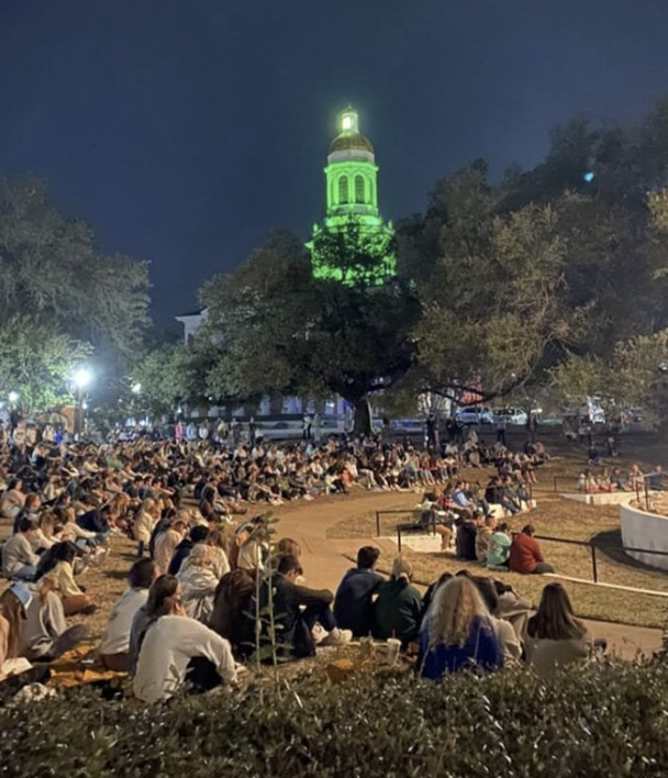 CitizenFreePres's tweet photo. Big group of students gathering to pray for revival at Baylor University tonight. https://t.co/SxcH1B9sjC