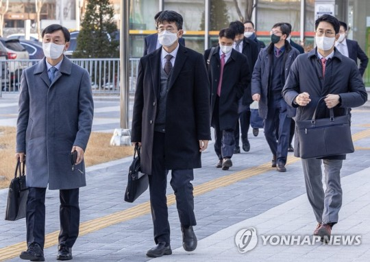 tang__kira's tweet photo. Ini berasa nonton scene drama..

'Tim Lawyer/kuasa hukum Lee Sooman datang ke pengadilan' https://t.co/5dubHe4bhp