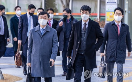 tang__kira's tweet photo. Ini berasa nonton scene drama..

'Tim Lawyer/kuasa hukum Lee Sooman datang ke pengadilan' https://t.co/5dubHe4bhp