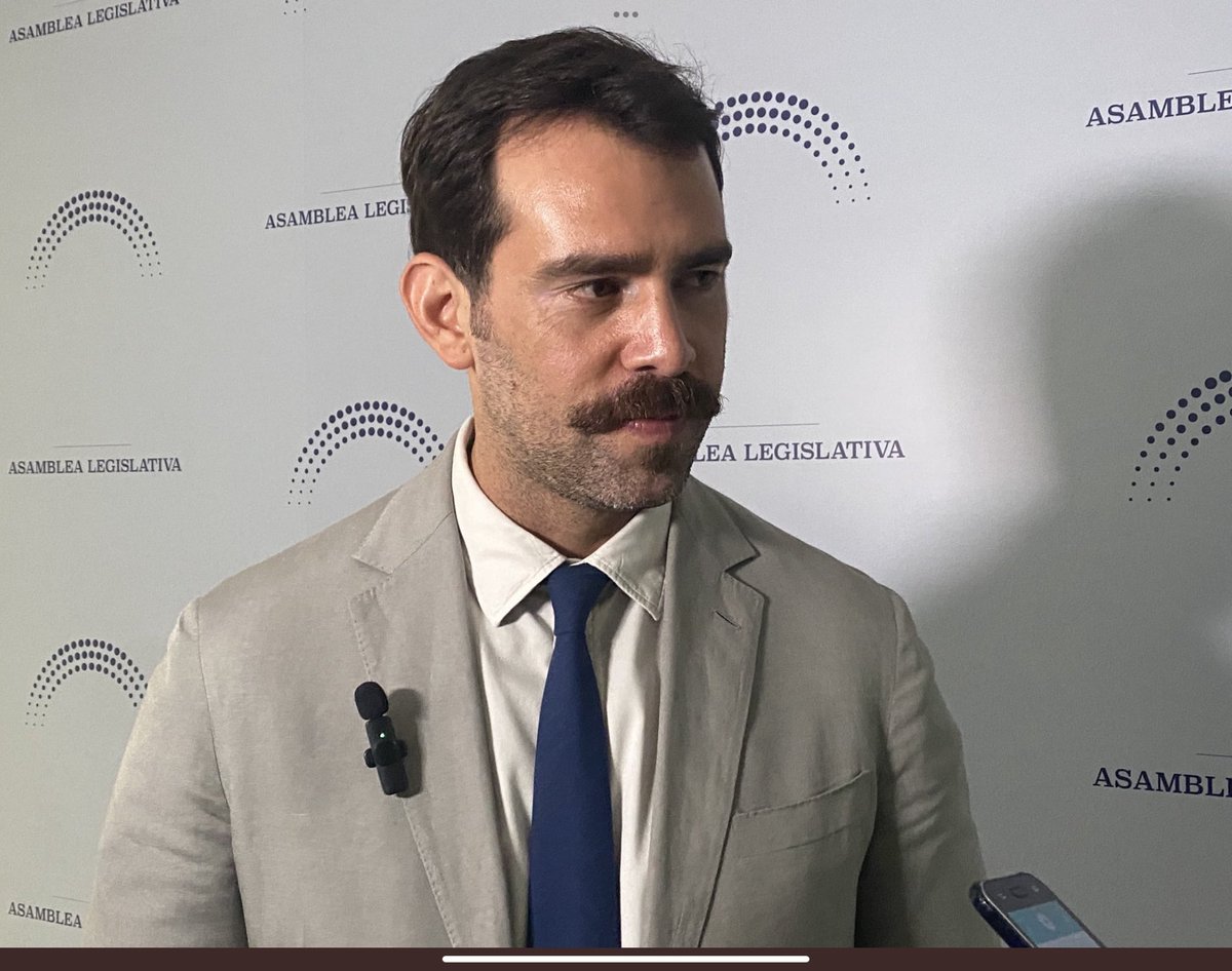 JerssonValdez's tweet photo. #TomeloConHumor No sé si preguntarle sobre algún tema legislativo, o pedirle que cante “ Bohemian Rhapsody” Diputado @JohnnyWSol https://t.co/gvudojArWS