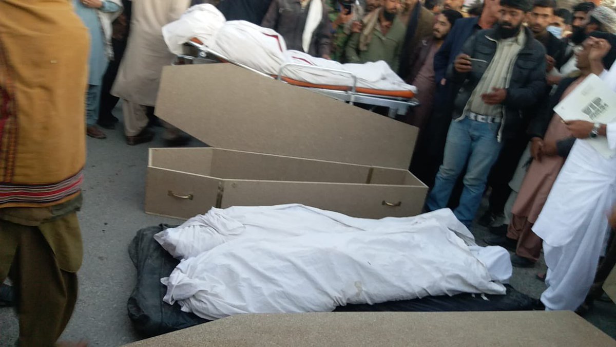 AK_Forty7's tweet image. آج پھر کچھ لوگ بلوچستان کی شدید ٹھنڈ میں کھلے آسمان تلے اپنے پیاروں کے لاشے لیے  بیٹھے احتجاجاً اپنے ملک کے وزیراعظم کا انتظار کررہے ہیں ۔۔۔ شائید انہیں لگ رہا ہے کہ یہ حکومت لاشوں سے بلیک میل نہ ہونے والے وزیراعظم کی نہیں ہے ۔۔۔۔ میری دعا ہے کہ کاش انہیں ٹھیک ہی لگ رہا ہو 🙏🏻🙏🏻