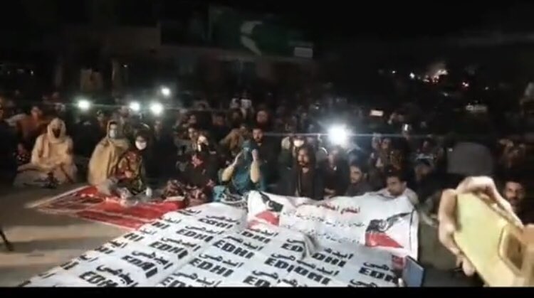 AK_Forty7's tweet image. آج پھر کچھ لوگ بلوچستان کی شدید ٹھنڈ میں کھلے آسمان تلے اپنے پیاروں کے لاشے لیے  بیٹھے احتجاجاً اپنے ملک کے وزیراعظم کا انتظار کررہے ہیں ۔۔۔ شائید انہیں لگ رہا ہے کہ یہ حکومت لاشوں سے بلیک میل نہ ہونے والے وزیراعظم کی نہیں ہے ۔۔۔۔ میری دعا ہے کہ کاش انہیں ٹھیک ہی لگ رہا ہو 🙏🏻🙏🏻