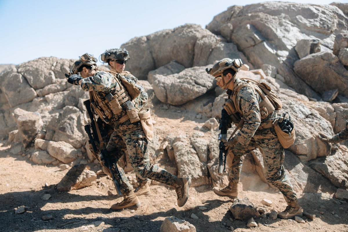 PacificMarines's tweet photo. #OurMarines with 3d Littoral Combat Team, 3d Marine Littoral Regiment, #3rdMARDIV, conduct Range 400, a company-level combined arms training event, during Marine Littoral Regiment Training Exercise at Marine Corps Air Ground Combat Center Twentynine Palms, California, Feb. 8. https://t.co/xw1mFxt2KM