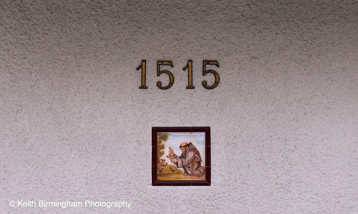 photowkb's tweet photo. A religious tile embedded in the wall of Bishop David O'Connell home in Hacienda Heights on Tuesday, February 21, 2023. O'Connell was shot and killed Saturday inside his home. #DavidOConnell https://t.co/EIdq7Ldrix