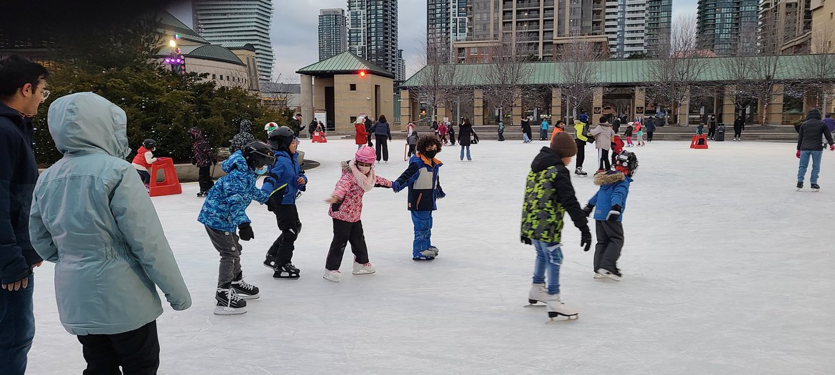 catherine2t's tweet photo. @c_hadfieldps Had a awesome #familyskatenight at @MississaugaCS. Mishka couldn't get enough of it. It was also great to meet the kids and the teachers outside of the school environment. Thanks for bring this back. We all had a lot of fun. https://t.co/sxUICvgAfG