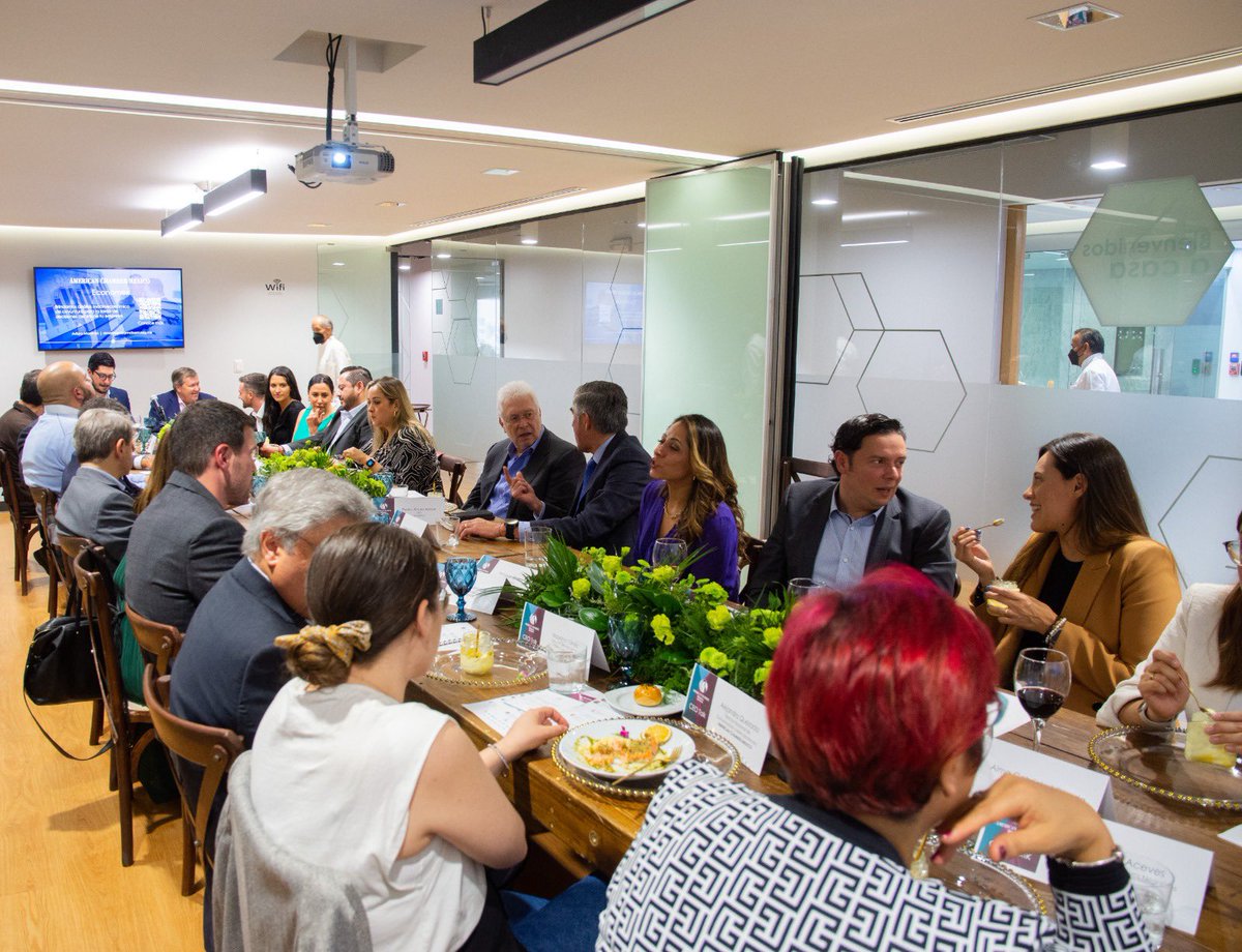 PedroCasas's tweet photo. #CEOtalk | Grupo diverso en industrias, tamaño de empresa, género, edades y nacionalidades. Riquísimo diálogo que organizamos de manera periódica en @AmChamMexico para compartir experiencias entre CEOs. 
¡Hoy tuvimos de expositor a @josemariazas de @SomosMendel! https://t.co/BMKITtzFrW