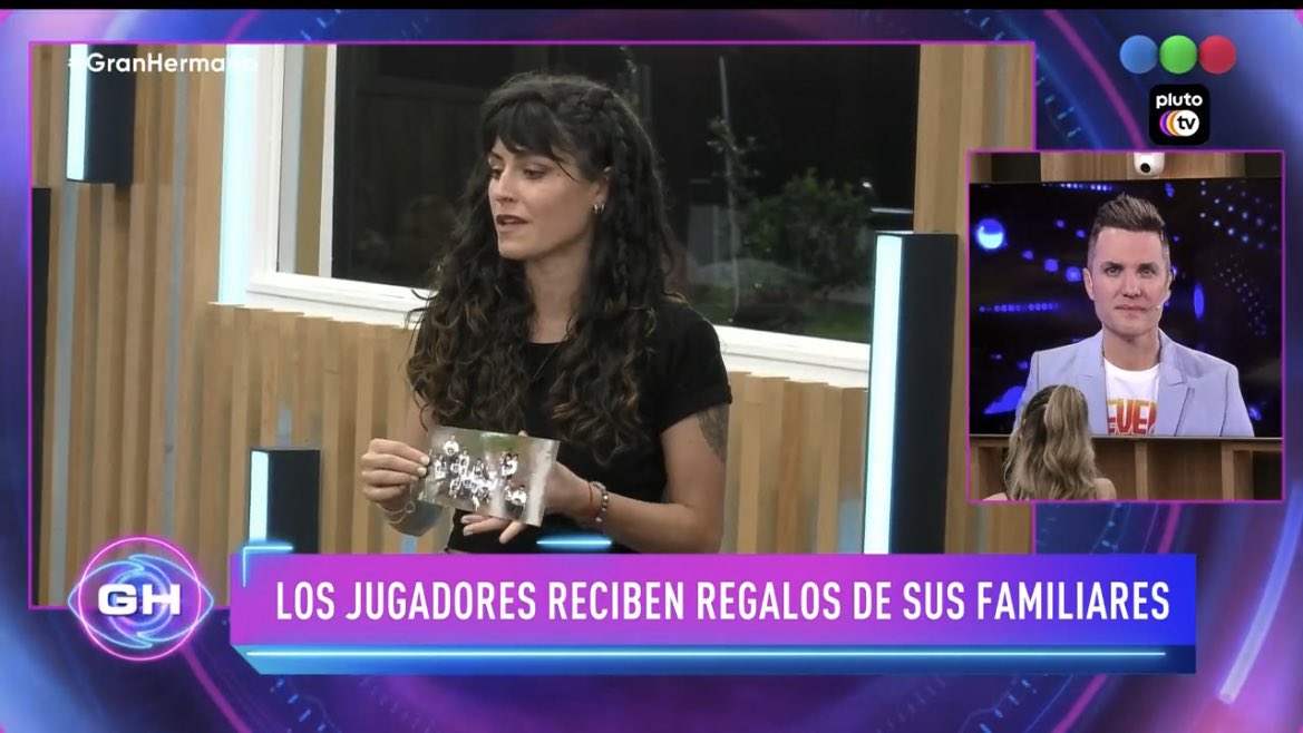 eeemiliano's tweet photo. El regalo de Vale para Marcos: fotos de su familia incluyendo una donde se reunieron todos para apoyarlo, golosinas y una pulserita de su madrina. 

#GranHermano https://t.co/gHTLoHx85q