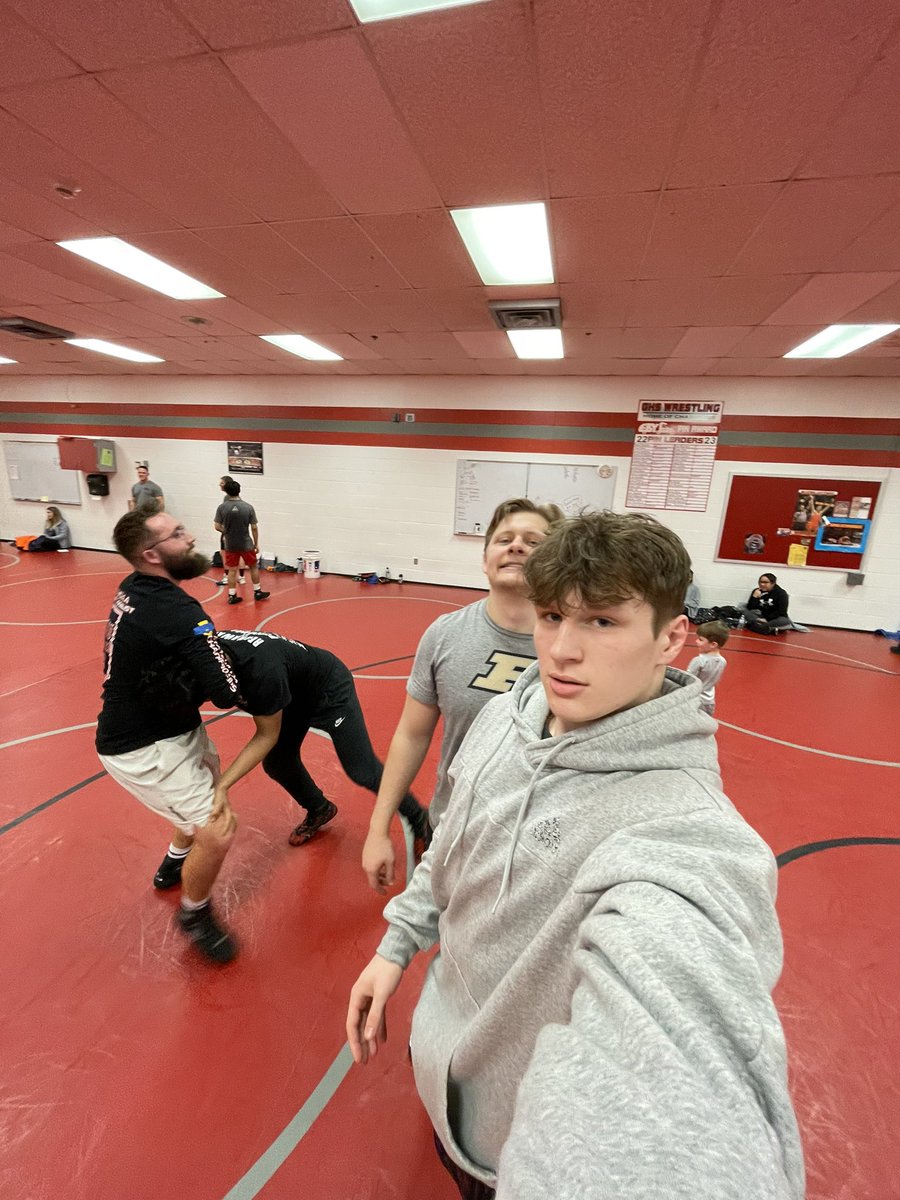 RedhawkWrestle1's tweet photo. We had a special guest stop by the Little Hawks Club practice today! Laish came by to show the LH his State medal. Something we hope these wrestlers are competing for in a few years! #backtoworknow #fightforsix https://t.co/AgZjXsTRMw