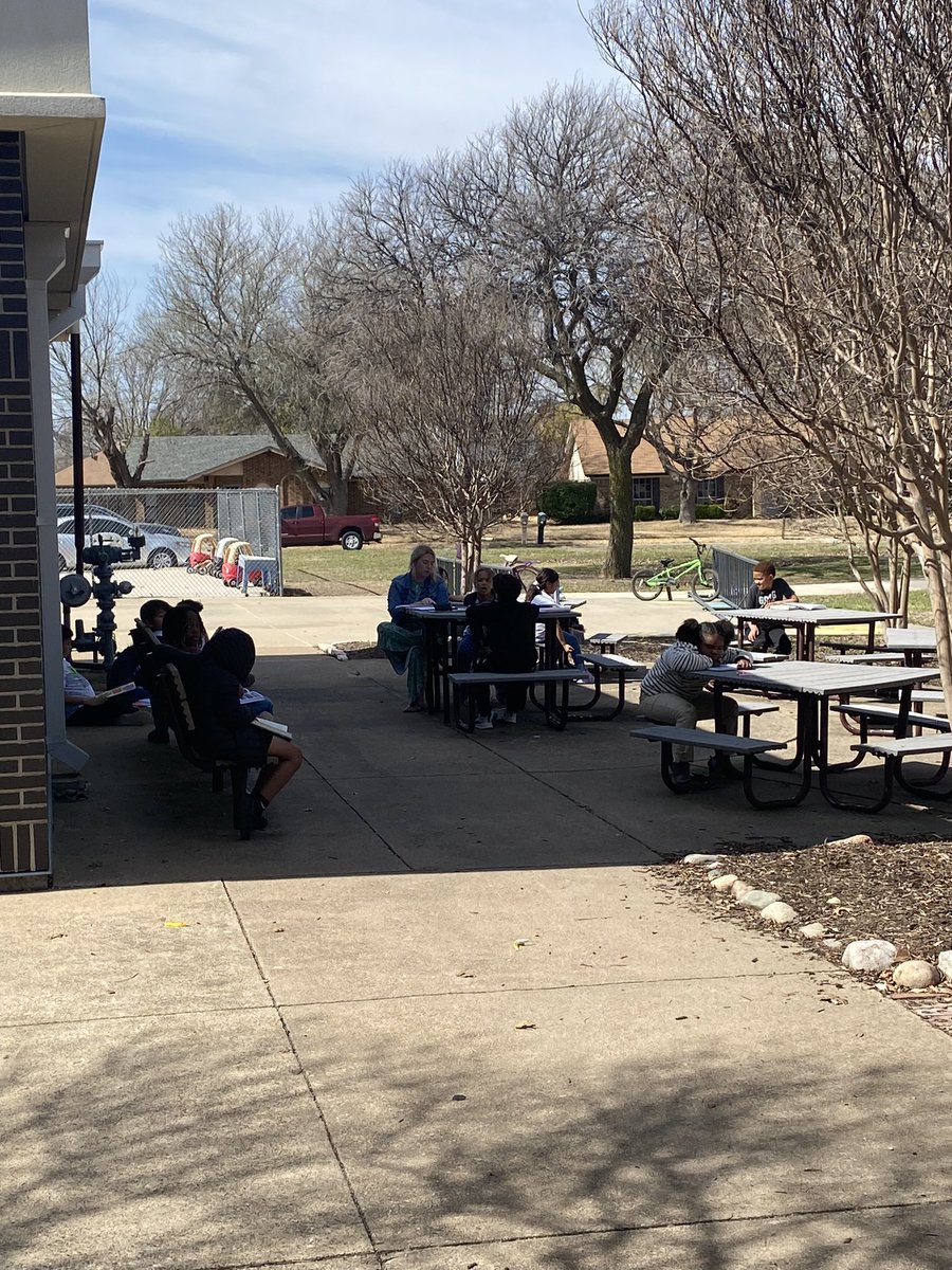 KoriHaverstick's tweet photo. Second grade classes took their learning outside on this beautiful day! @MissCress @DeganElementary https://t.co/JfWrnTKIoL