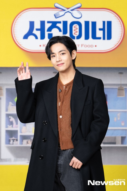 naver_taehyung's tweet photo. Kmedia Pictures of Intern KIM

SEOJINS PRESS CONFERENCE
GLOBAL SENSATION KIM TAEHYUNG
#TAEHYUNGonJinnysKitchen https://t.co/m7stDIWKiU