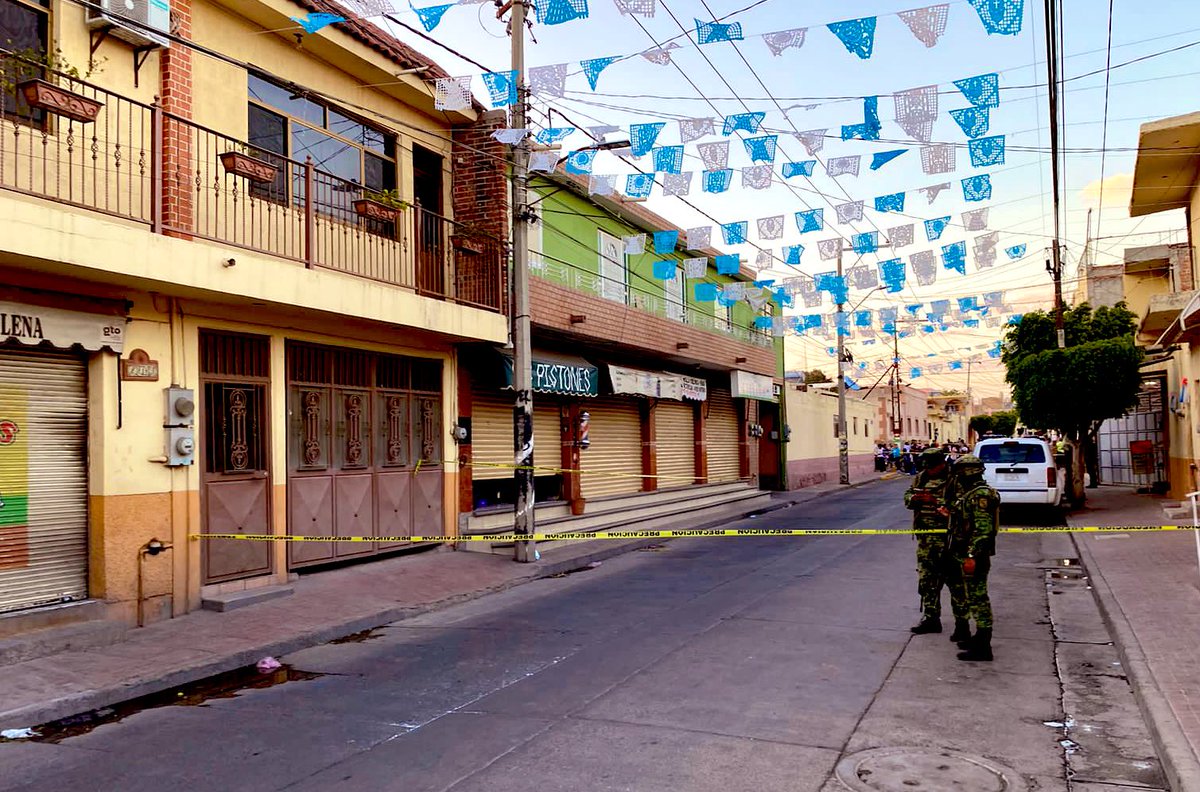 🚨Ataque armado a una barbería de la zona centro de #PurisimaDelRincón dejó el saldo de tres personas sin vida, los responsables abordó de una motocicleta con la portación de arma de fuego, era el dueño y dos empleados del lugar los occisos.