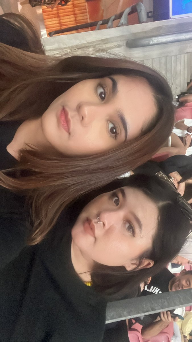 reskyclev_'s tweet photo. Celebrating our 10 years of friendship by watching #RHCP concert https://t.co/oIQmAITaje