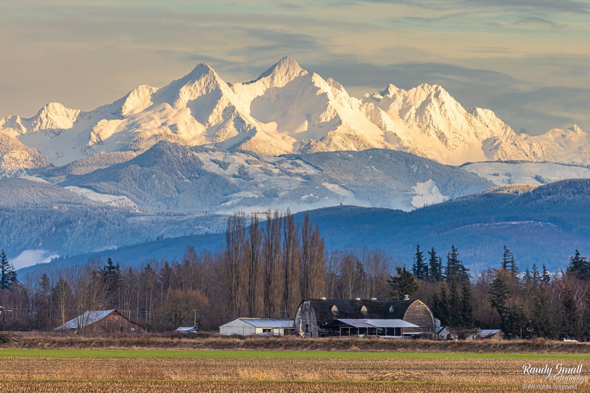 RandySmall's tweet photo. The Twin Sisters were illuminated tonight by the setting sun. The lighting was amazing as it lit up the new snow on the mountains.

The photo was taken from Willeys Lake Road near Lynden, WA. #wawx #pnw https://t.co/wlBNKMsnJG