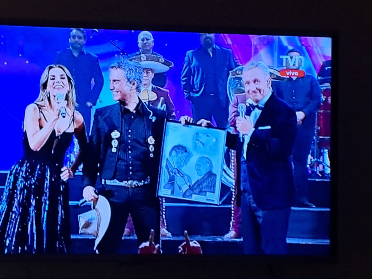 Blancaect's tweet photo. Que hermoso homenaje al gran Vicente Fernández, sin duda está ahí con su hijo Alejandro Fernández 💕#Viña2023 https://t.co/86VvhjIA4X