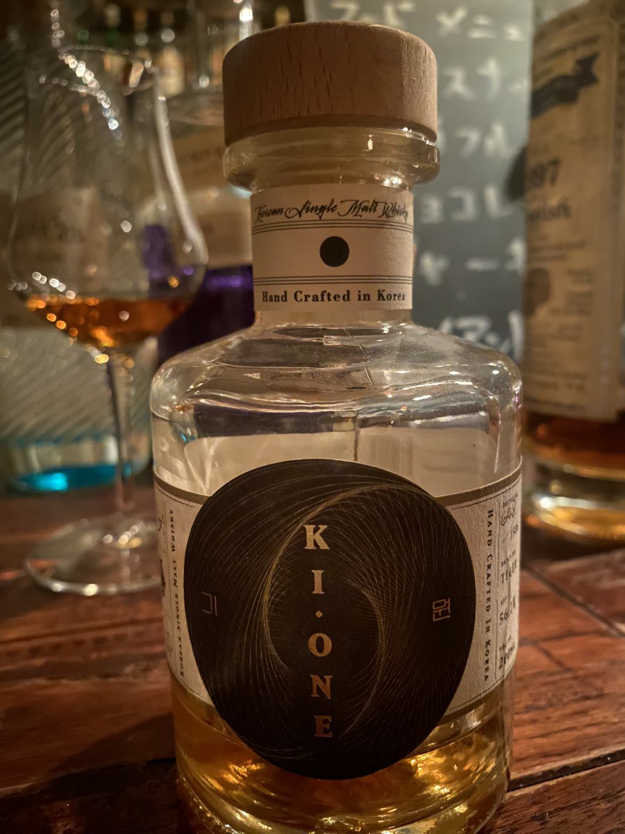 kswhiskyjp's tweet photo. 昨日飲んだの四）#スリーソサエティ　の #kione のタイガーエディション。一年熟成のニュースピリッツ。韓国は🥃作ってるとこが2箇所しかなく（詳しい方いませんか？）、その一つ。秩父でも韓国の方と一緒でしたが、基本焼酎だけど、ウイスキーも流行ってる、という話してたなー。味は独特の風味あり。 https://t.co/ta9rQLVhN2