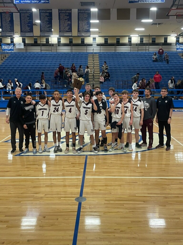 cobybeckner's tweet photo. Bi-District Champs!
Texline 90 (29-4)
Hart 30
Potter 33
Clay 14
Alston 13
@PressPassSports @hpisani91 @Texas1AFan @hoopinsider @thedalharttexan https://t.co/xZZeiDyb3E